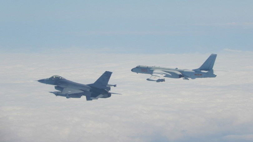 Quan hệ hai bên eo biển căng thẳng, máy bay chiến đấu Trung Quốc liên tục bay vào không phận Đài Loan, phía Đài Loan cho máy bay (trái) lên giám sát và phát thanh xua đuổi (Ảnh: Dwnews). Quan hệ hai bên eo biển căng thẳng, máy bay chiến đấu Trung Quốc liên tục bay vào không phận Đài Loan, phía Đài Loan cho máy bay (trái) lên giám sát và phát thanh xua đuổi (Ảnh: Dwnews).