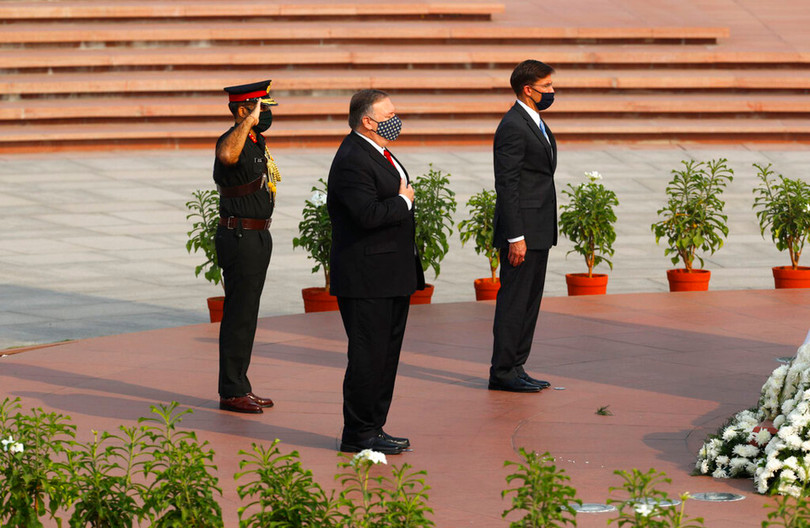 Bộ trưởng Ngoại giao Mỹ Mike Pompeo và Bộ trưởng Quốc phòng Mark Esper đặt vòng hoa viếng binh sĩ Ấn Độ tử trận (Ảnh: Twitter@Secretary Pompeo).