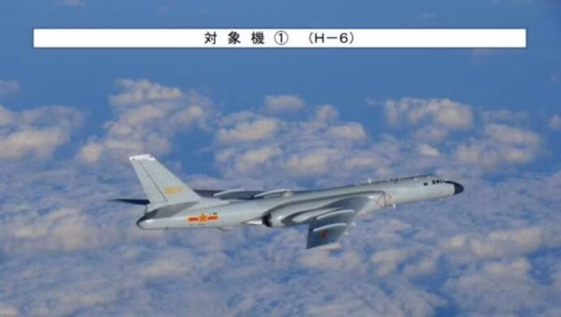 Máy bay H-6K của Trung Quốc trong hoạt động ngày 22/12 do không quân Nhật chụp (Ảnh: Huanqiu).