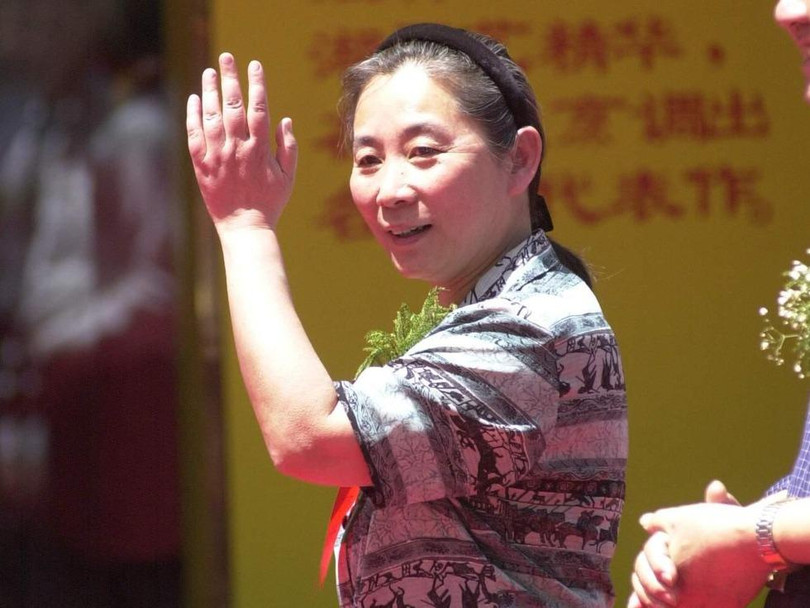 Lâm Đậu Đậu năm 2001 mở quán ăn kinh doanh ở Bắc Kinh (Ảnh: Dwnews).