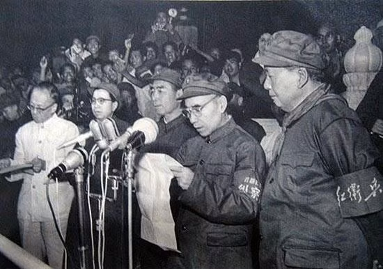 Mao Trạch Đông, Lâm Bưu , Chu Ân Lai , Giang Thanh gặp Hồng Vệ Binh trong Cách mạng Văn hóa (Ảnh: Kanlishi). Mao Trạch Đông, Lâm Bưu , Chu Ân Lai , Giang Thanh gặp Hồng Vệ Binh trong Cách mạng Văn hóa (Ảnh: Kanlishi).