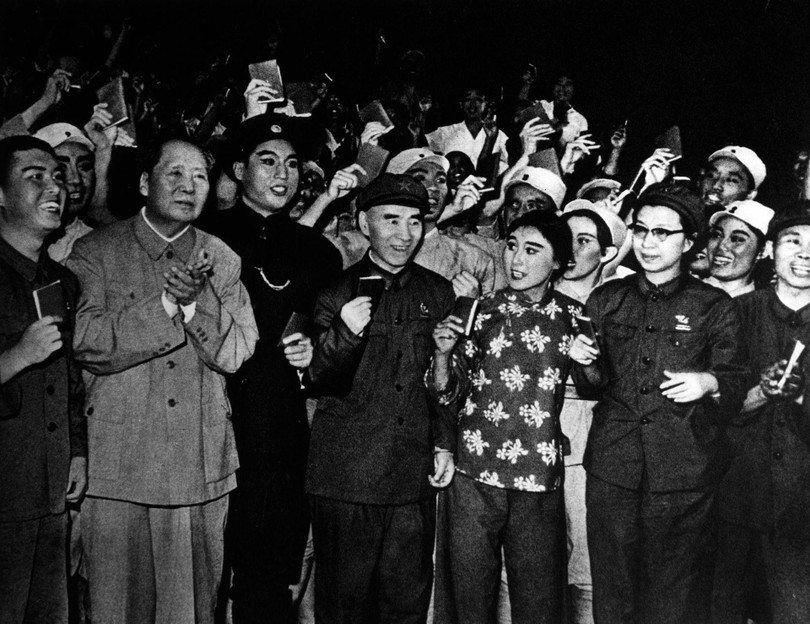 Mao Trạch Đông , Lâm Bưu và Giang Thanh cùng các diễn viên "kịch mẫu" sau buổi biểu diễn (Ảnh: Kanlishi).