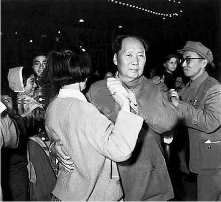 Ông Mao Trạch Đông khiêu vũ cùng nữ thư kí cơ yếu Tạ Tĩnh Nghi (Ảnh:china.com)