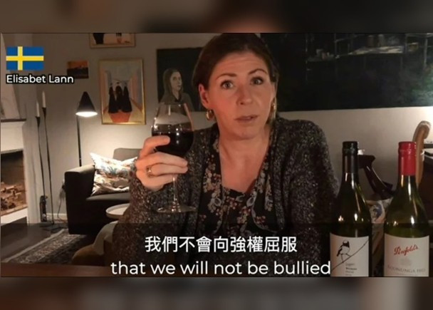 Nghị sĩ Thụy Điển Elisabet Lann kêu gọi uống rượu vang Australia và "không khuất phục trước cường quyền" (Ảnh: Dongfang).