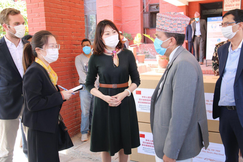 Bà Hầu Diễm Kỳ tiếp xúc với các chính khách Nepal (Ảnh: Dwnews). Bà Hầu Diễm Kỳ tiếp xúc với các chính khách Nepal (Ảnh: Dwnews).