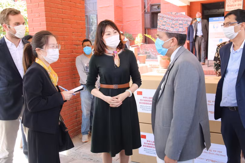 Bà Hầu Diễm Kỳ tiếp xúc với các chính khách Nepal (Ảnh: Dwnews).