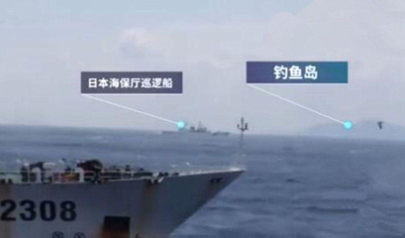 Tàu công vụ Nhật ngăn cản tàu Hải cảnh 2308 của Trung Quốc tiếp cận đảo Senkaku/Điếu Ngư (phải). Ảnh: CNS.
