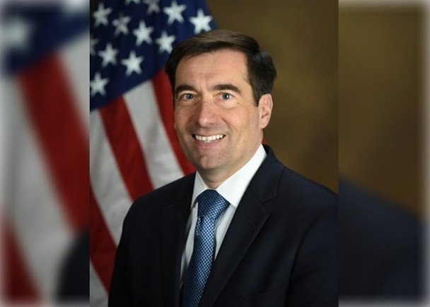 John Demers, người phụ trách vấn đề an ninh quốc gia Bộ Tư pháp Mỹ: do Mỹ trấn áp hành vi trộm cắp công nghệ, hơn 1 ngàn nhà nghiên cứu Trung Quốc ở Mỹ đã phải về nước (Ảnh: Dongfang). John Demers, người phụ trách vấn đề an ninh quốc gia Bộ Tư pháp Mỹ: do Mỹ trấn áp hành vi trộm cắp công nghệ, hơn 1 ngàn nhà nghiên cứu Trung Quốc ở Mỹ đã phải về nước (Ảnh: Dongfang).