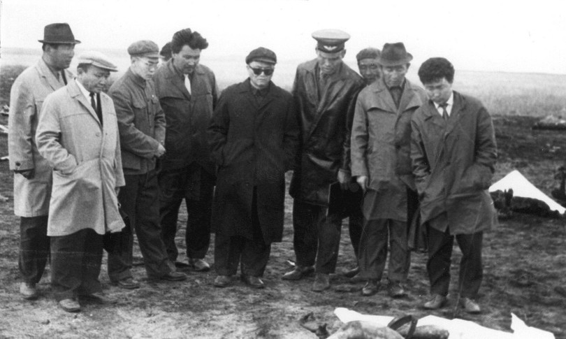 Các chuyên gia Liên Xô, Trung Quốc và Mông Cổ tại hiện trường máy bay rơi (Ảnh: VCG).