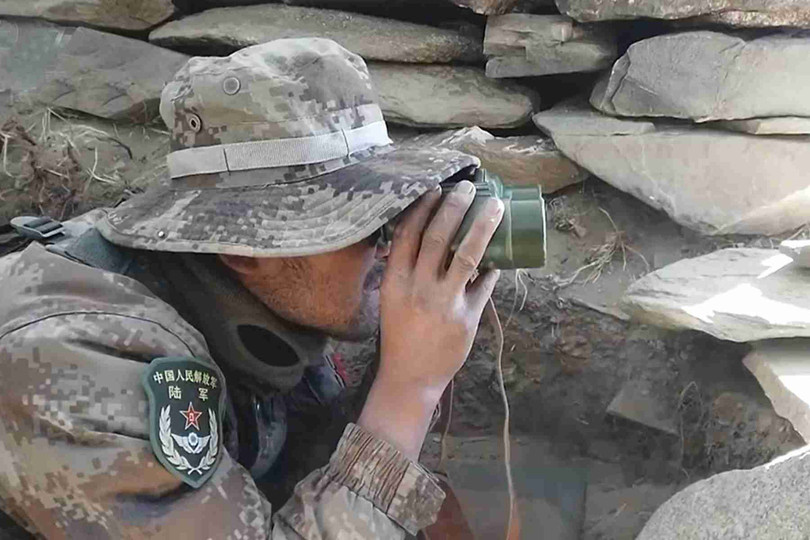 Quân đội hai nước Trung Quốc - Ấn Độ ở biên giới vẫn trong tình trạng đối đầu căng thẳng. Trong ảnh: lính Trung Quốc đang theo dõi động tĩnh bên phía Ấn Độ (Ảnh: CCTV).