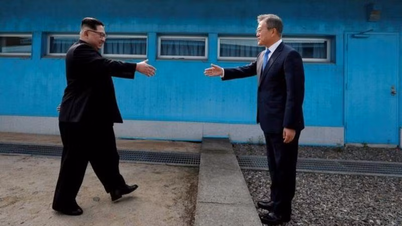 Cái bắt tay lịch sử giữa hai nhà lãnh đạo tại Panmunjom năm 2018. Với việc Hàn Quốc cấm thả truyền đơn sang Triều Tiên liệu quan hệ hai bên có hòa dịu trở lại? (Ảnh: Reuters).