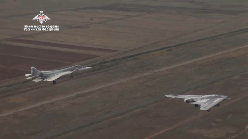 Tiêm kích đa năng SU-57 phối hợp không chiến với S-70 Okhotnik hồi tháng 9/2019 (Ảnh: BQP Nga). Tiêm kích đa năng SU-57 phối hợp không chiến với S-70 Okhotnik hồi tháng 9/2019 (Ảnh: BQP Nga).