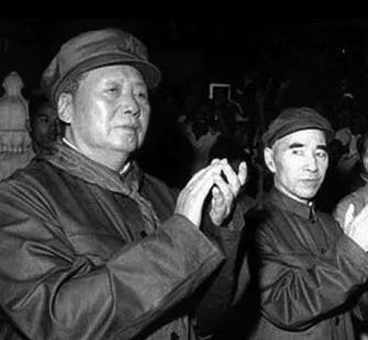 Bức ảnh cho thấy sự không vừa lòng của Lâm Bưu đối với Mao Trạch Đông (Ảnh: Kanlishi).