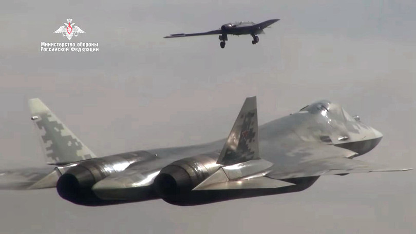 Sau S-70 Okhotnik , tháng 8/2020, Nga lại tung ra hai loại UAV làm kho vũ khí bay cho SU-57 (Ảnh: BQP Nga). Sau S-70 Okhotnik , tháng 8/2020, Nga lại tung ra hai loại UAV làm kho vũ khí bay cho SU-57 (Ảnh: BQP Nga).