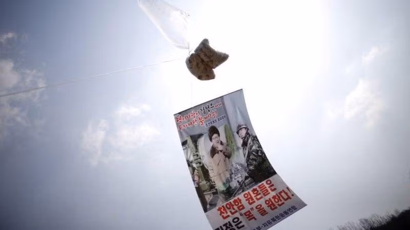 Những người Bắc Triều Tiên đào tẩu thả truyền đơn mang nội dung nói xấu nhà lãnh đạo Kim Jong-un khiến Triều Tiên rất tức giận (Ảnh: Reuters).