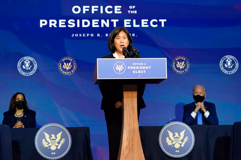 Ngày 11/12, tại Wilmington, ông Joe Biden và bà Kamala Harris nghe bà Katherine Tai nói về chính sách thương mại tới đây của Mỹ (Ảnh: AP).