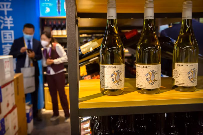 Ngày 18/8/2020, Bộ Thương mại Trung Quốc tuyên bố điều tra Australia bán phá giá rượu vang sang Trung Quốc (Ảnh: AP).