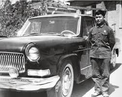 Một lính cảnh vệ bên cạnh chiếc Đại Hồng Kỳ của Lâm Bưu (Ảnh: VCG).