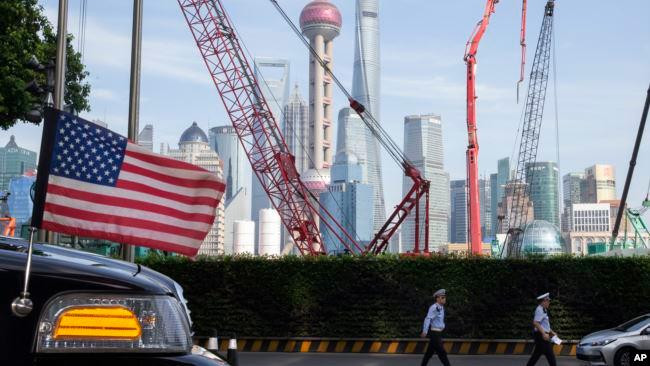 hồ sơ dữ liệu về 1,95 triệu đảng viên Đảng Cộng sản Trung Quốc bị tiết lộ cho thấy nhiều người đã được đưa vào các cơ quan ngoại giao nước ngoài ở Thượng Hải. Trong ảnh: xe của Lãnh sự quán Mỹ trên đường phố Thượng Hải (Ảnh: AP). hồ sơ dữ liệu về 1,95 triệu đảng viên Đảng Cộng sản Trung Quốc bị tiết lộ cho thấy nhiều người đã được đưa vào các cơ quan ngoại giao nước ngoài ở Thượng Hải. Trong ảnh: xe của Lãnh sự quán Mỹ trên đường phố Thượng Hải (Ảnh: AP).