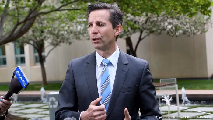 Bộ trưởng Thương mại Australia Simon Birmingham chỉ trích các biện pháp trừng phạt của Bộ Thương mại Trung Quốc là "cực kỳ không công bằng, không hợp lý và vô căn cứ" (Ảnh: Deutsche Welle).