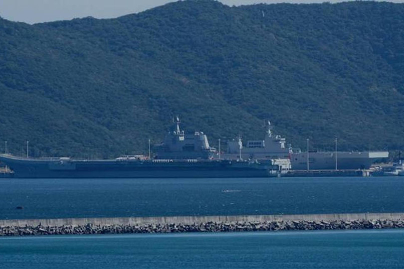 Tàu sân bay Sơn Đông và tàu tấn công đổ bộ Type 075 ở Tam Á, Hải Nam (Ảnh: Dwnews). Tàu sân bay Sơn Đông và tàu tấn công đổ bộ Type 075 ở Tam Á, Hải Nam (Ảnh: Dwnews).