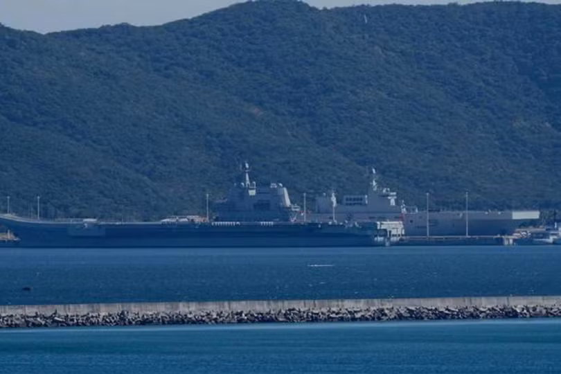 Tàu sân bay Sơn Đông và tàu tấn công đổ bộ Type 075 ở Tam Á, Hải Nam (Ảnh: Dwnews).