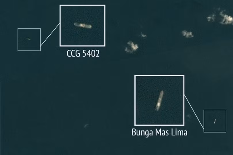 Ảnh vệ tinh chụp tàu hải cảnh 5402 của Trung Quốc và tàu Bunga Mas Lima của hải quân Malaysia (Ảnh: AMTI). Ảnh vệ tinh chụp tàu hải cảnh 5402 của Trung Quốc và tàu Bunga Mas Lima của hải quân Malaysia (Ảnh: AMTI).