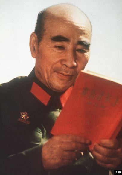 Hình ảnh Lâm Bưu đọc "Sách đỏ" của Mao Trạch Đông được tuyên truyền về việc ông là "người kế thừa xứng đáng" (Ảnh: AFP).