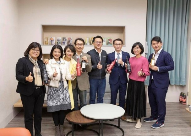 Các nhà lập pháp Đài Loan kêu gọi uống rượu vang Australia (Ảnh: Dongfang).