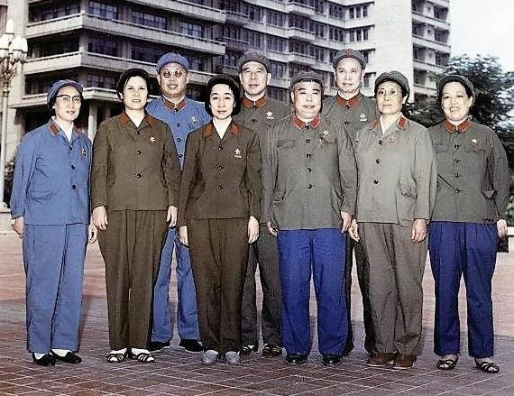 Diệp Quần (thứ 3, trái sang) và vợ chồng 4 "ái tướng" của Lâm Bưu là Hoàng Vĩnh Thắng, Ngô Pháp Hiến, Lý Tác Bằng, Khưu Hội Tác (Ảnh: kanlishi).