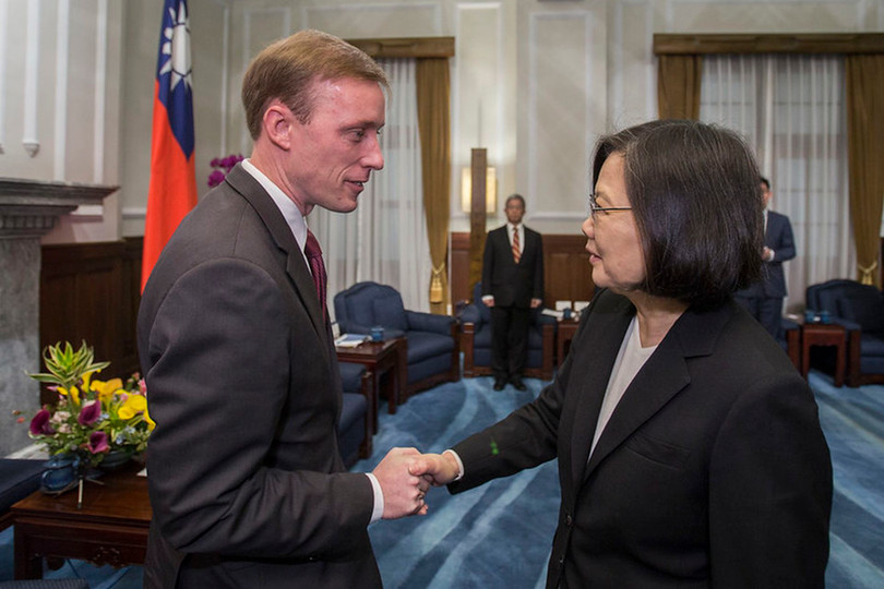 Ông Jake Sullivan, người sẽ giữ chức Cố vấn An ninh Quốc gia của ông Joe Biden từng đến thăm Đài Loan và gặp bà Thái Anh Văn (Ảnh: Dwnews). Ông Jake Sullivan, người sẽ giữ chức Cố vấn An ninh Quốc gia của ông Joe Biden từng đến thăm Đài Loan và gặp bà Thái Anh Văn (Ảnh: Dwnews).