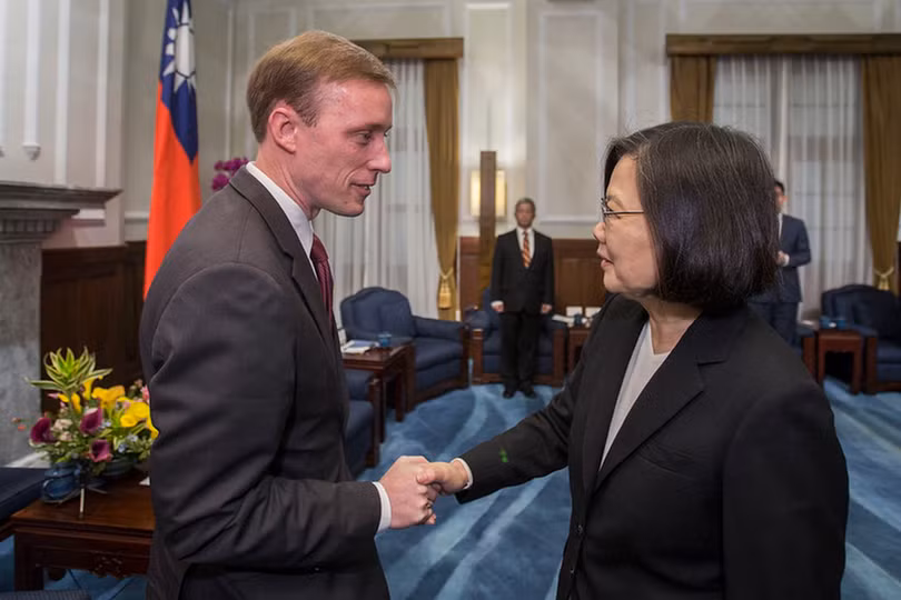 Ông Jake Sullivan, người sẽ giữ chức Cố vấn An ninh Quốc gia của ông Joe Biden từng đến thăm Đài Loan và gặp bà Thái Anh Văn (Ảnh: Dwnews).