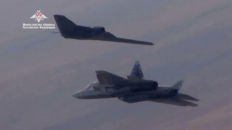 UAV S-70 Okhotnik (trên) được thử nghiệm phối hợp tác chiến với SU-57 (Ảnh: BQP Nga). UAV S-70 Okhotnik (trên) được thử nghiệm phối hợp tác chiến với SU-57 (Ảnh: BQP Nga).