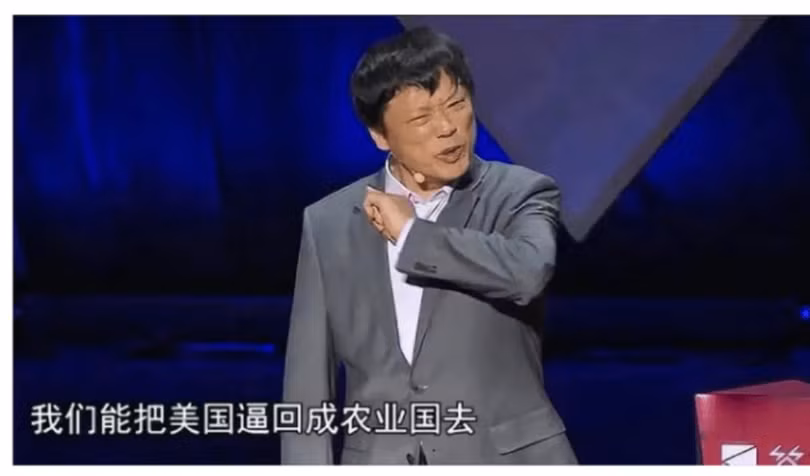 Hồ Tích Tiến là người có quan điểm cực đoan. Trong ảnh: ông tuyên bố "chúng ta sẽ buộc Mỹ quay trở lại là nước nông nghiệp" (Ảnh: chinanewcenter).
