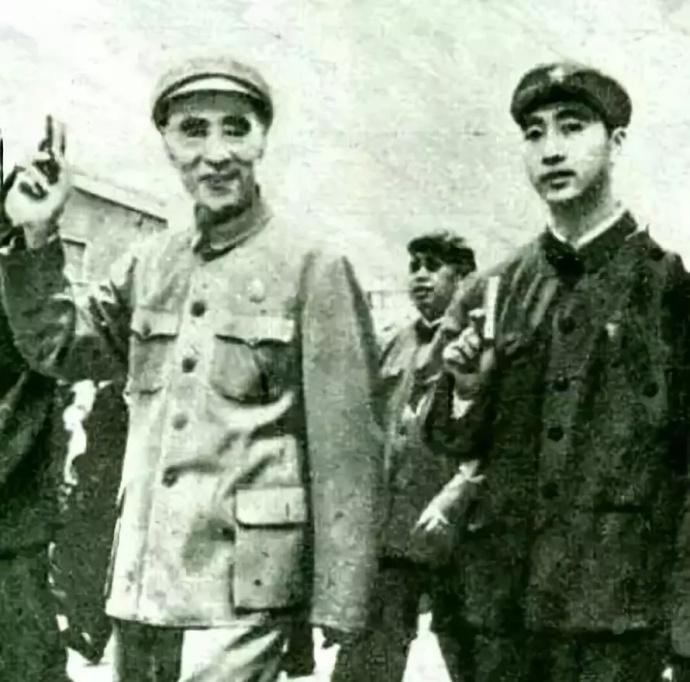 Lâm Bưu và con trai Lâm Lập Quả, người đeo kính đen phía sau là Ngô Pháp Hiến, Tư lệnh Không quân (Ảnh: VCG).