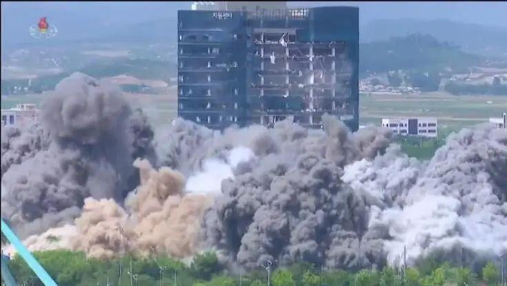 Tháng 6/2020, Triều Tiên phá hủy Tòa nhà liên lạc hai miền do tức giận với việc Hàn Quốc cho phép tán phát truyền đơn qua biên giới (Ảnh: KCNA). Tháng 6/2020, Triều Tiên phá hủy Tòa nhà liên lạc hai miền do tức giận với việc Hàn Quốc cho phép tán phát truyền đơn qua biên giới (Ảnh: KCNA).