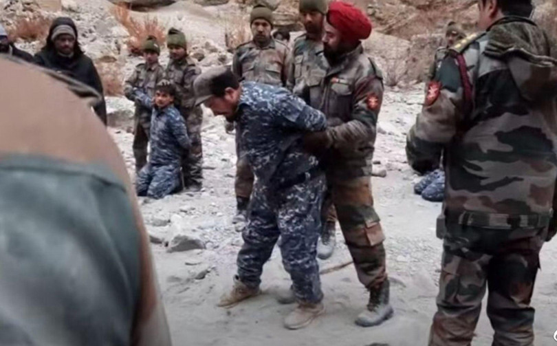 Cảnh quân Ấn Độ bắt lính Trung Quốc trong phim do Ấn Độ sản xuất (Ảnh: Dwnews). Cảnh quân Ấn Độ bắt lính Trung Quốc trong phim do Ấn Độ sản xuất (Ảnh: Dwnews).