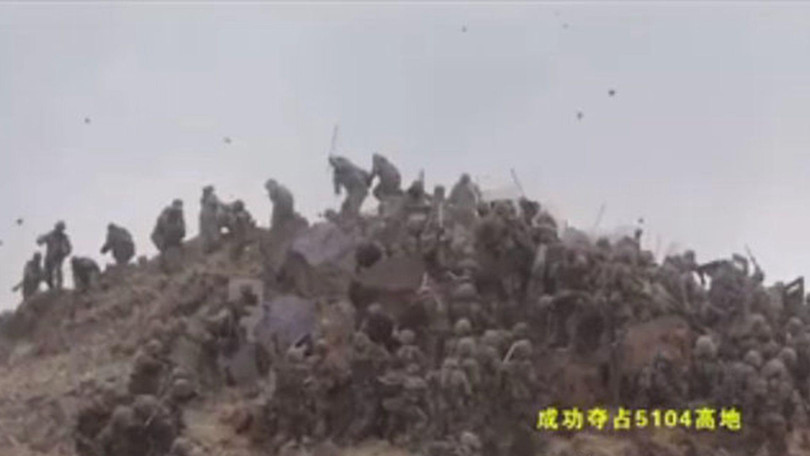Hình ảnh lính Trung Quốc chiếm cao điểm 5104 ven hồ Pangong từ tay quân đội Ấn Độ trong video lan truyền trên mạng Trung Quốc (Ảnh: Dwnews). Hình ảnh lính Trung Quốc chiếm cao điểm 5104 ven hồ Pangong từ tay quân đội Ấn Độ trong video lan truyền trên mạng Trung Quốc (Ảnh: Dwnews).