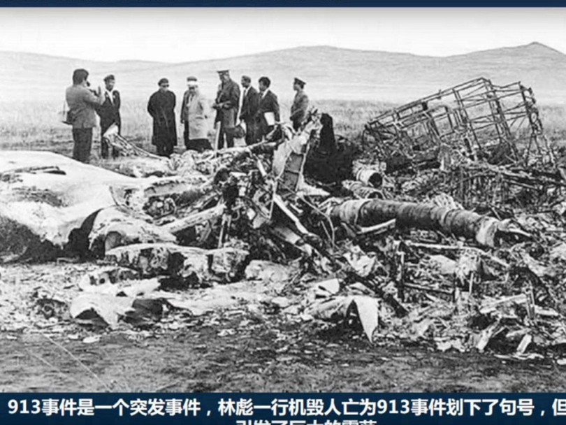 Đoàn công tác hỗn hợp Trung Quốc - Mông Cổ - Liên Xô bên xác chiếc chuyên cơ 256 (Ảnh: Kanlishi).