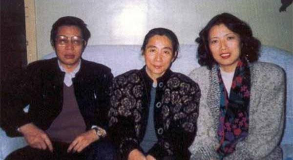 Vợ chồng Lâm Đậu Đậu và Trương Ninh, vợ chưa cưới của Lâm Lập Quả (phải). (Ảnh: VCG)