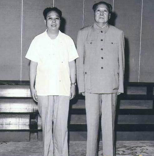 Trương Diệu Từ, Trung đoàn trưởng Cảnh vệ trung ương và Mao Trạch Đông (Ảnh: VCG).