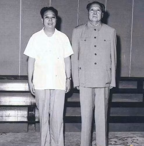 Trương Diệu Từ, Trung đoàn trưởng Cảnh vệ trung ương và Mao Trạch Đông (Ảnh: VCG).