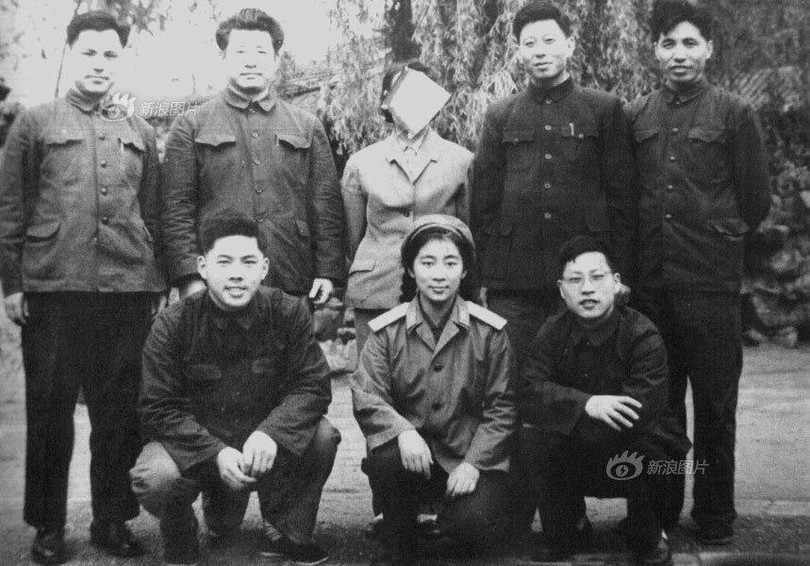 Lâm Đậu Đậu và các nhân viên công tác bên cạnh Lâm Bưu (Ảnh: Sina).