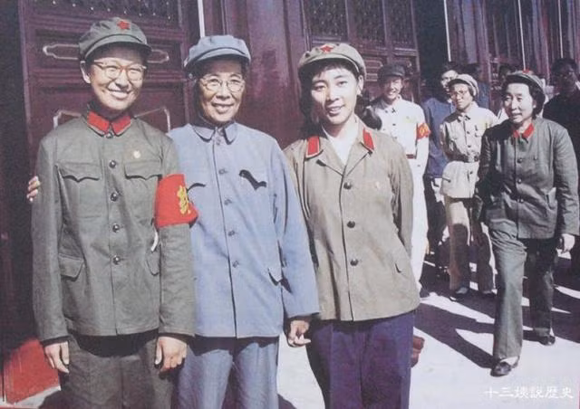 Lâm Đậu Đậu (phải) và Lý Nạp (trái. con gái Mao Trạch Đông). (Ảnh: Shuolishi) Lâm Đậu Đậu (phải) và Lý Nạp (trái. con gái Mao Trạch Đông). (Ảnh: Shuolishi)