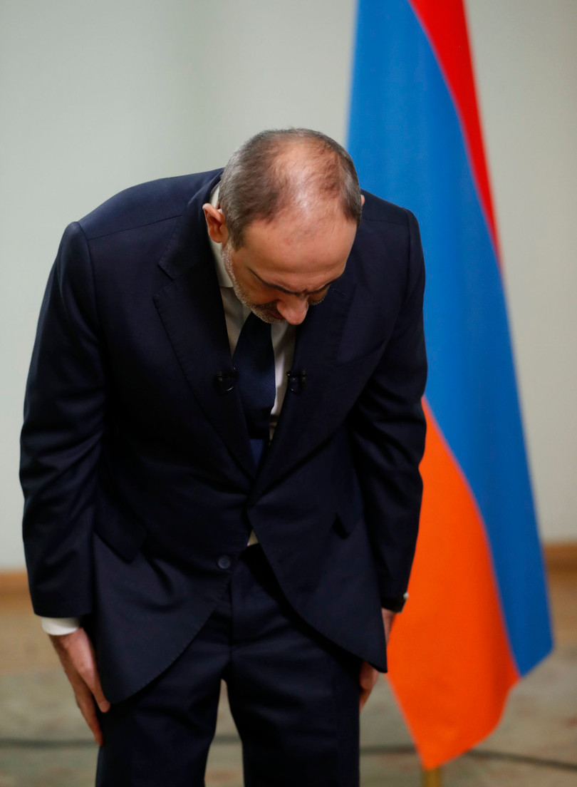Thủ tướng Armenia Nikol Pashnyian xin lỗi quốc dân vì ký hiệp định ngừng bắn bị thua thiệt (Ảnh: AP).