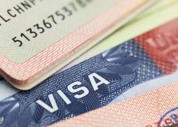Từ ngày 2/12.Mỹ sẽ rút ngắn thời hạn thời hạn của visa cấp cho các đảng viên Đảng Cộng sản Trung Quốc (ĐCSTQ) và người nhà từ 10 năm xuống một tháng, điều được cho là ảnh hưởng đến 270 triệu người Trung Quốc (Ảnh: Dongfang).