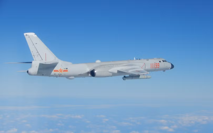 Ngày 4/12, cơ quan quốc phòng Đài Loan tiết lộ, máy bay quân sự Trung Quốc đã bay quanh đảo chính Đài Loan trong 8 ngày liền (Ảnh: Dwnews). Ngày 4/12, cơ quan quốc phòng Đài Loan tiết lộ, máy bay quân sự Trung Quốc đã bay quanh đảo chính Đài Loan trong 8 ngày liền (Ảnh: Dwnews).