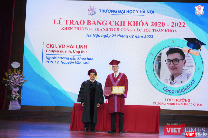 Trao bằng tốt nghiệp và giấy khen của nhà trường cho học viên chuyên khoa II có thành tích công tác tốt toàn khóa Trao bằng tốt nghiệp và giấy khen của nhà trường cho học viên chuyên khoa II có thành tích công tác tốt toàn khóa