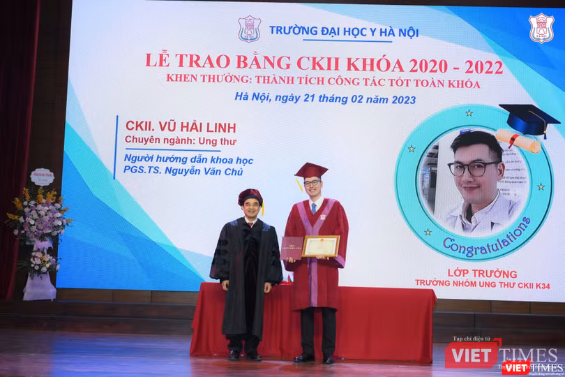 Trao bằng tốt nghiệp và giấy khen của nhà trường cho học viên chuyên khoa II có thành tích công tác tốt toàn khóa