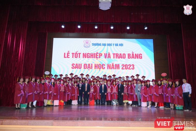 Tập thể chuyên khoa II khóa 2020 - 2022 cùng Ban Giám hiệu Trường Đại học Y Hà Nội và lãnh đạo Phòng Sau đại học Tập thể chuyên khoa II khóa 2020 - 2022 cùng Ban Giám hiệu Trường Đại học Y Hà Nội và lãnh đạo Phòng Sau đại học